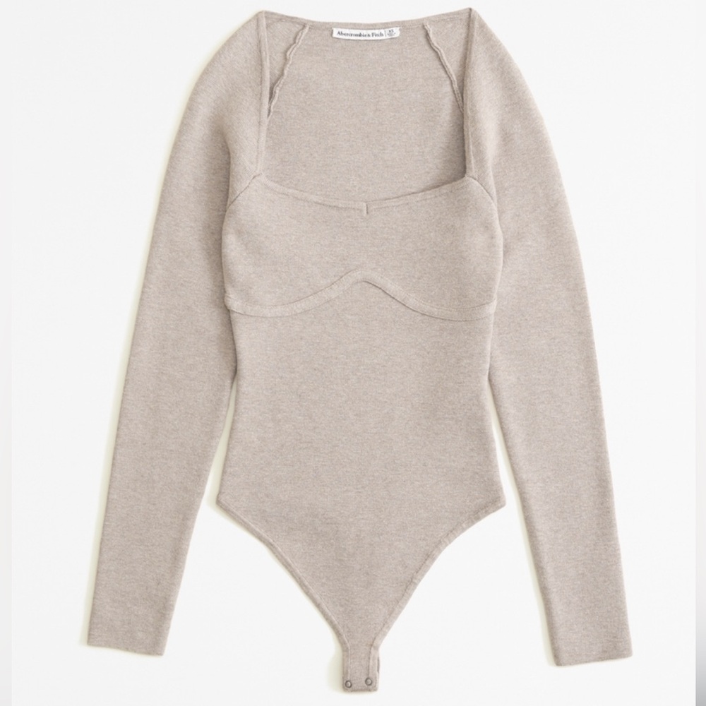 Abercrombie & Fitch long sleeve sweetheart neckline bodysuit